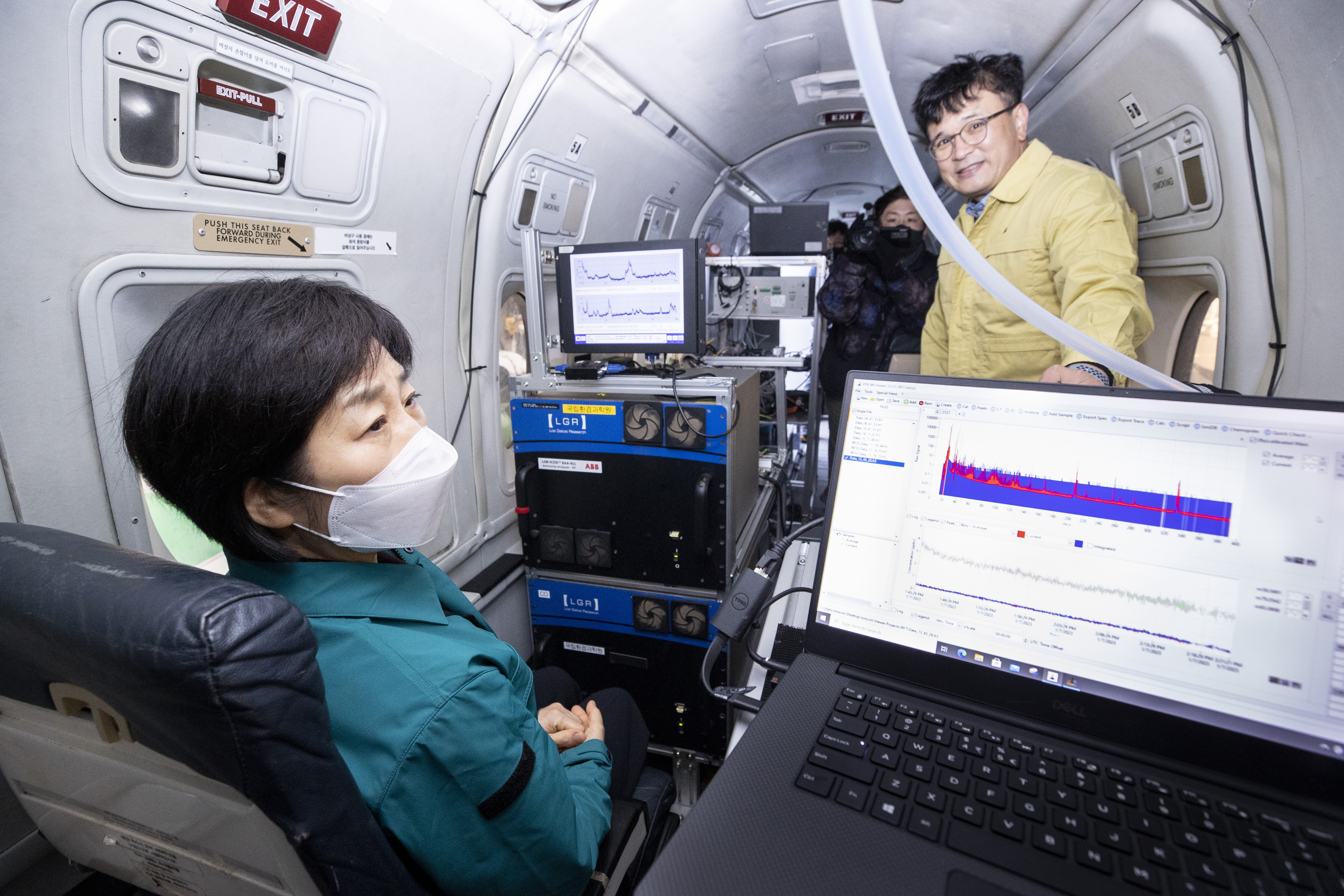 한화진 환경부 장관이 지난 1월 9일 충남 태안 한서대학교 비행장에서 국립환경과학원이 운영 중인 미세먼지 관측 항공기에 탑승해 미세먼지 배출시설에 대한 점검을  실시했다. 환경부