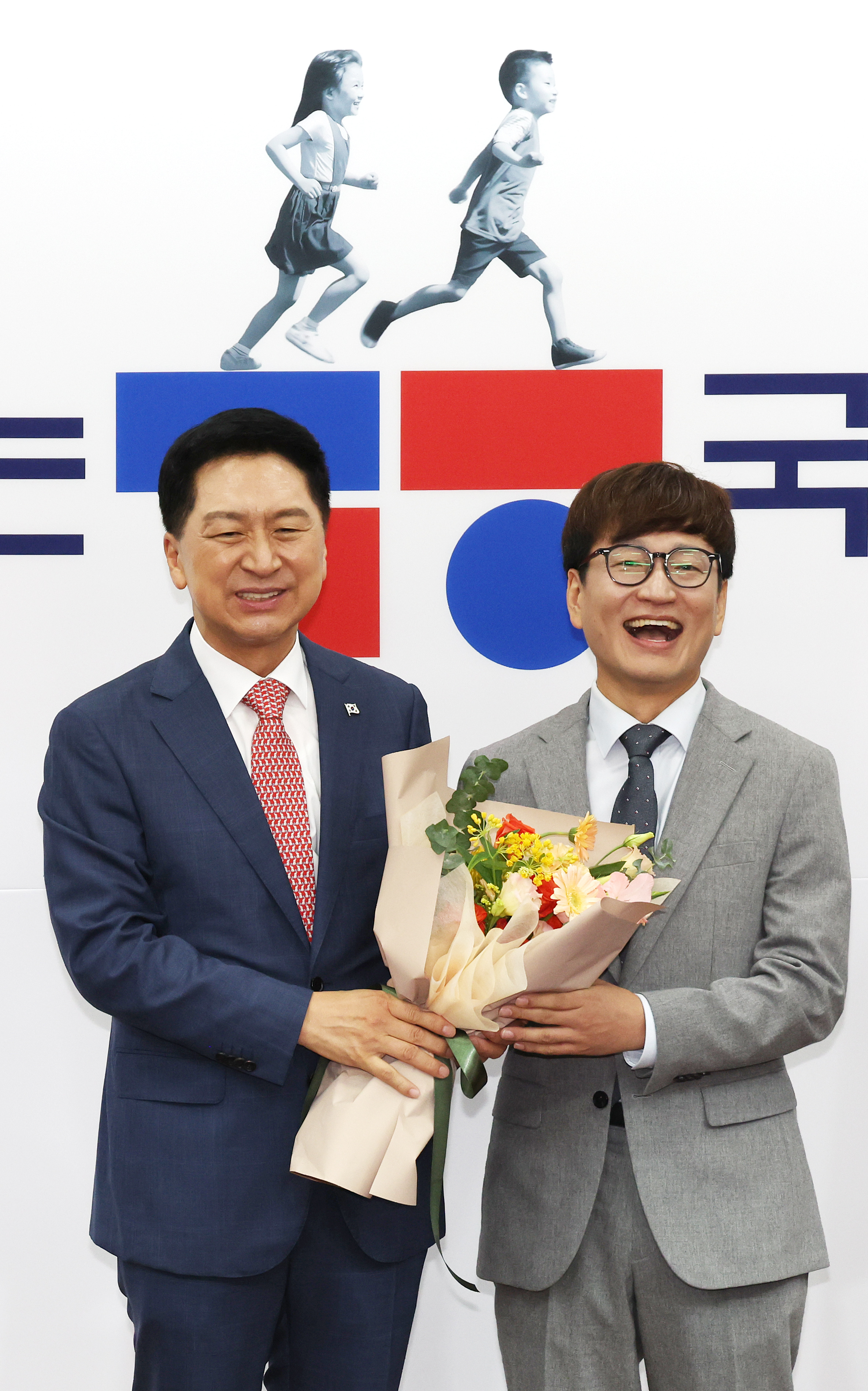 20일 국회에서 열린 국민의힘 ‘국민을 위한 도전정신’ 입당 환영식에서 김기현 대표가 이날 입당한 개그맨 출신 김영민씨와 기념촬영을 하고 있다. 2023.9.20 연합뉴스