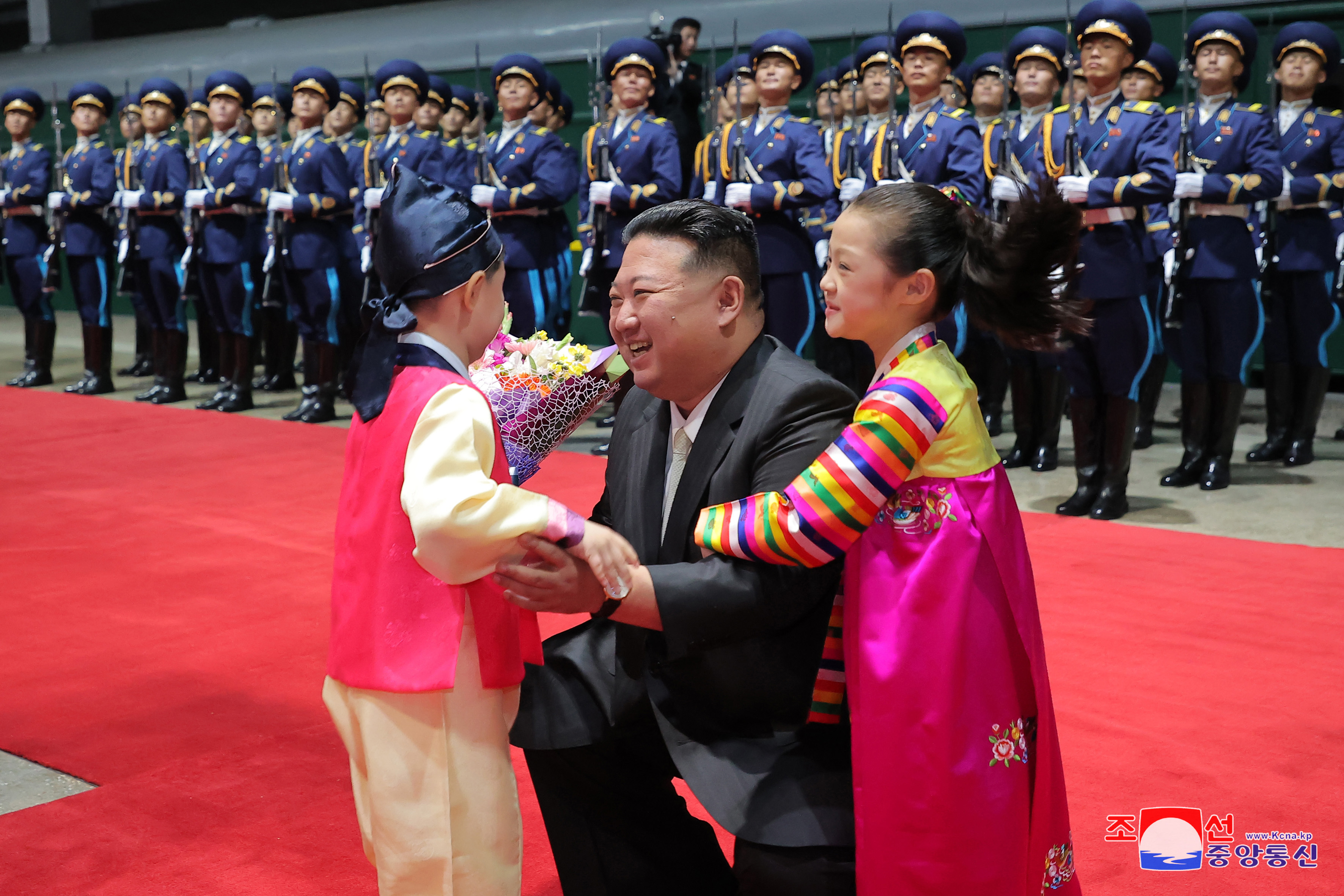 러시아 방문에 나섰던 김정은 북한 국무위원장이 지난 19일 저녁 평양에 도착했다고 조선중앙통신이 20일 보도했다. 김덕훈 내각총리, 조용원 당 비서, 최룡해 최고인민회의 상임위원장 등이 나서서 김정은을 맞이했고 인민군 명예위병대(의장대)가 사열 행사를 진행했다.   2023.9.20  조선중앙통신 연합뉴스