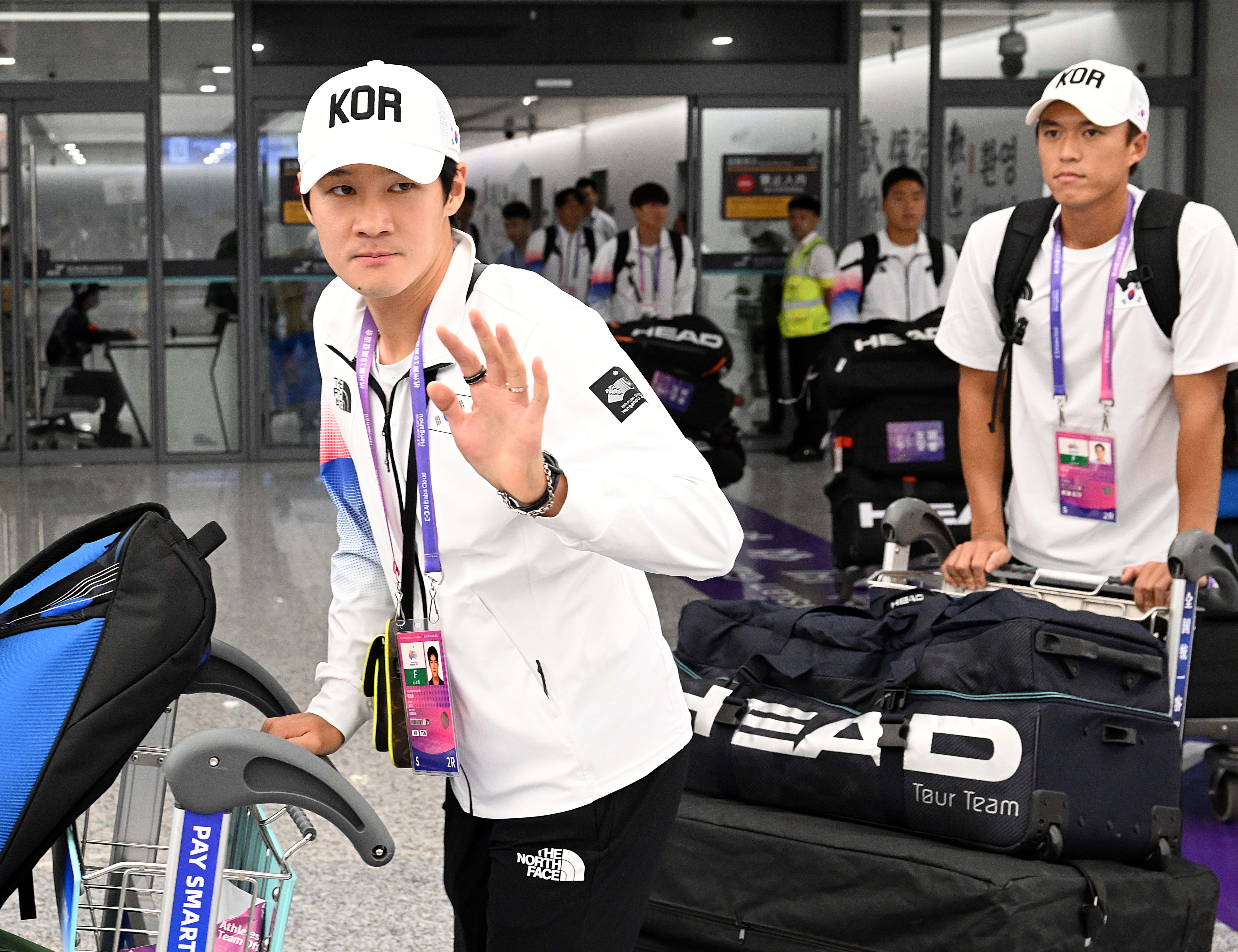 20일 테니스 국가대표 권순우가 밝은 표정으로 손을 흔들며 중국 항저우 샤오산 국제공항으로 입국하고 있다. 항저우 오장환 기자