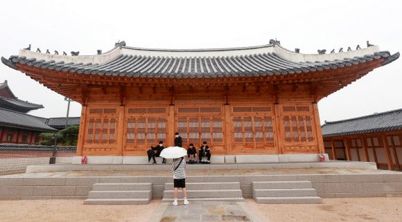 20일 서울 종로구 경복궁을 찾은 학생들이 ‘왕세자의 공간’인 계조당을 둘러보고 있다. 조선 왕조의 권위를 상징하며 왕세자가 집무 공간으로 썼던 경복궁 계조당은 1910년대에 일제강점기 조선총독부에 의해 철거됐다, 지난 2018년부터 시작한 복원 작업을 마치고 이날부터 공개됐다. 2023.9.20 연합뉴스