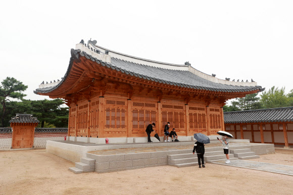 20일 서울 종로구 경복궁을 찾은 학생들이 ‘왕세자의 공간’인 계조당을 둘러보고 있다. 조선 왕조의 권위를 상징하며 왕세자가 집무 공간으로 썼던 경복궁 계조당은 1910년대에 일제강점기 조선총독부에 의해 철거됐다, 지난 2018년부터 시작한 복원 작업을 마치고 이날부터 공개됐다. 2023.9.20 연합뉴스