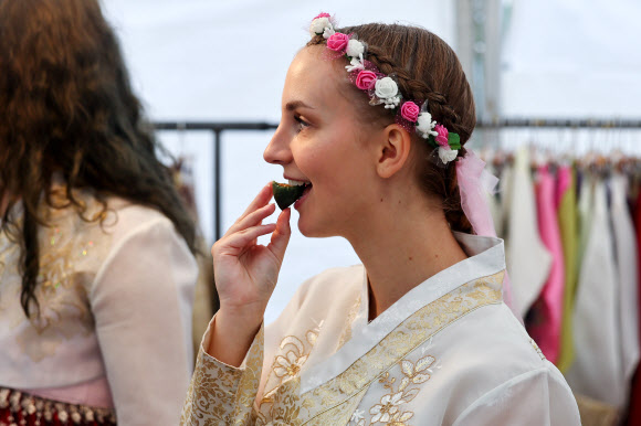 20일 오후 서울 종로구 성균관대학교에서 열린 추석맞이 한복 체험 행사에서 외국인 학생들이 송편을 먹어보고 있다. 2023.9.20 연합뉴스