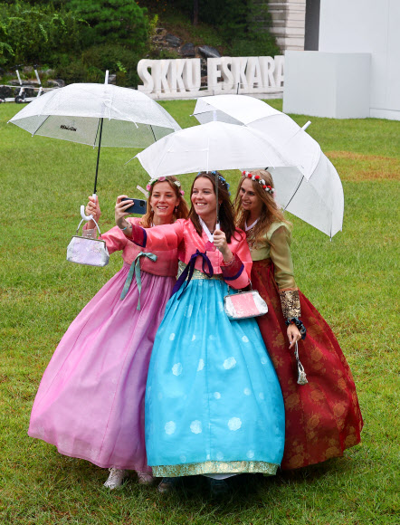 20일 오후 서울 종로구 성균관대학교에서 열린 추석맞이 한복 체험 행사에서 외국인 학생들이 한복을 입고 기념사진을 찍고 있다. 2023.9.20 연합뉴스