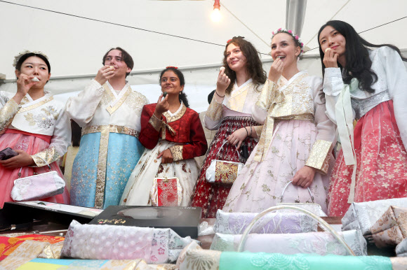 20일 오후 서울 종로구 성균관대학교에서 열린 추석맞이 한복 체험 행사에서 외국인 학생들이 송편을 먹어보고 있다. 2023.9.20 연합뉴스