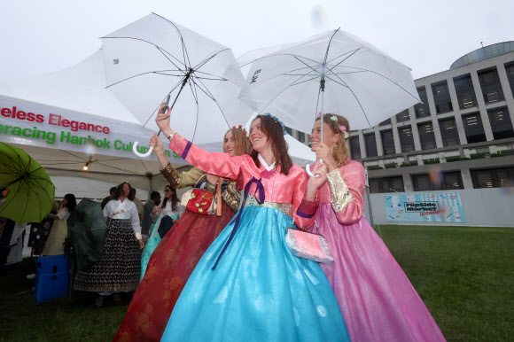 20일 오후 서울 종로구 성균관대학교에서 열린 추석맞이 한복 체험 행사에서 외국인 학생들이 한복을 입고 기념사진을 찍고 있다. 2023.9.20 연합뉴스
