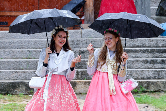 비가 내린 20일 오후 서울 종로구 성균관대학교 금잔디마당에서 열린 추석맞이 한복 체험 행사에서 외국인 학생들이 한복을 입고 기념사진을 찍고 있다. 2023.9.20 연합뉴스