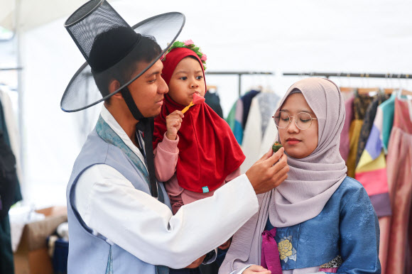20일 오후 서울 종로구 성균관대학교에서 열린 추석맞이 한복 체험 행사에서 외국인 유학생 가족이 송편을 먹고 있다. 2023.9.20 연합뉴스