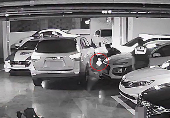 경기 안산단원경찰서는 정차 요구를 무시한 채 순찰차를 들이받고 달아나던 음주운전 차량에 실탄을 발사하는 등 강경조치해 20대 운전자를 검거했다고 20일 밝혔다. 사진은 지난 19일 오후 안산시 단원구의 한 오피스텔 주차장에서 난폭운전을 하며 달아나는 음주운전 차량을 향해 경찰이 권총을 발사하는 모습. 2023.9.20. 경기남부경찰청 제공