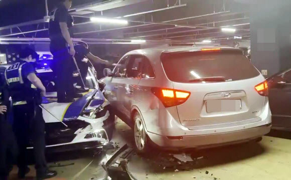 경찰이 정차 요구를 무시한 채 순찰차를 들이받고 달아나려던 음주운전 차량에 실탄을 발사하는 등 강경 조치를 해 운전자를 검거했다. 경기 안산단원경찰서는 지난 19일 오후 11시 18분 안산시 단원구 성곡동의 해안도로에서 혈중알코올농도가 면허취소에 이르는 만취 상태에서 자신의 SUV 차량을 운전한 A씨를 특수공무집행방해 및 도로교통법 위반(음주운전) 혐의로 구속영장을 신청할 예정이라고 20일 밝혔다. 사진은 범행 제압 현장. 2023.9.20. 독자 박용주씨 제공·연합뉴스