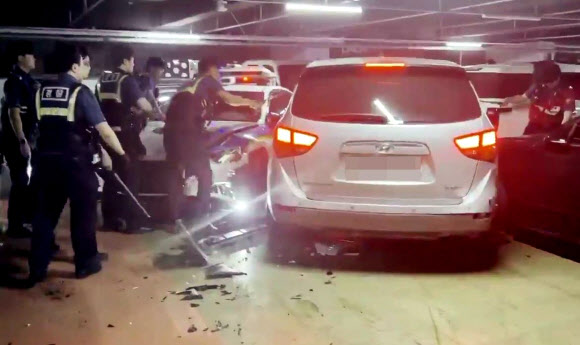 경찰이 정차 요구를 무시한 채 순찰차를 들이받고 달아나려던 음주운전 차량에 실탄을 발사하는 등 강경 조치를 해 운전자를 검거했다. 경기 안산단원경찰서는 지난 19일 오후 11시 18분 안산시 단원구 성곡동의 해안도로에서 혈중알코올농도가 면허취소에 이르는 만취 상태에서 자신의 SUV 차량을 운전한 A씨를 특수공무집행방해 및 도로교통법 위반(음주운전) 혐의로 구속영장을 신청할 예정이라고 20일 밝혔다. 사진은 범행 제압 현장. 2023.9.20. 독자 박용주씨 제공·연합뉴스