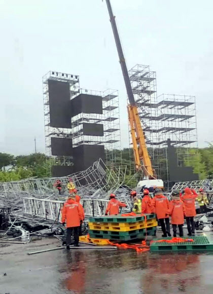 20일 오후 경기도 하남시 미사경정공원에서 설치 중이던 ‘슈퍼팝’(SUPERPOP) 콘서트 무대 구조물이 쓰러지면서 다수 작업자가 깔리는 사고가 났다. 사진은 무너진 철제 구조물. 2023.9.20. 경기도소방재난본부 제공