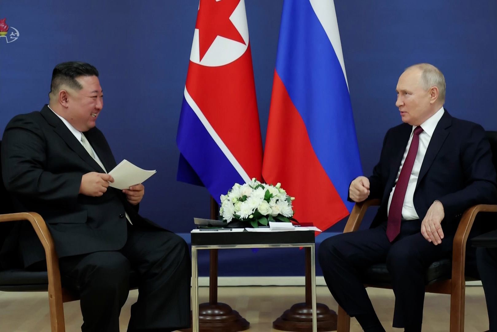 러시아를 방문 중인 김정은 북한 국무위원장이 지난 13일 블라디미르 푸틴 러시아 대통령과 회담을 했다고 조선중앙TV가 14일 보도했다.