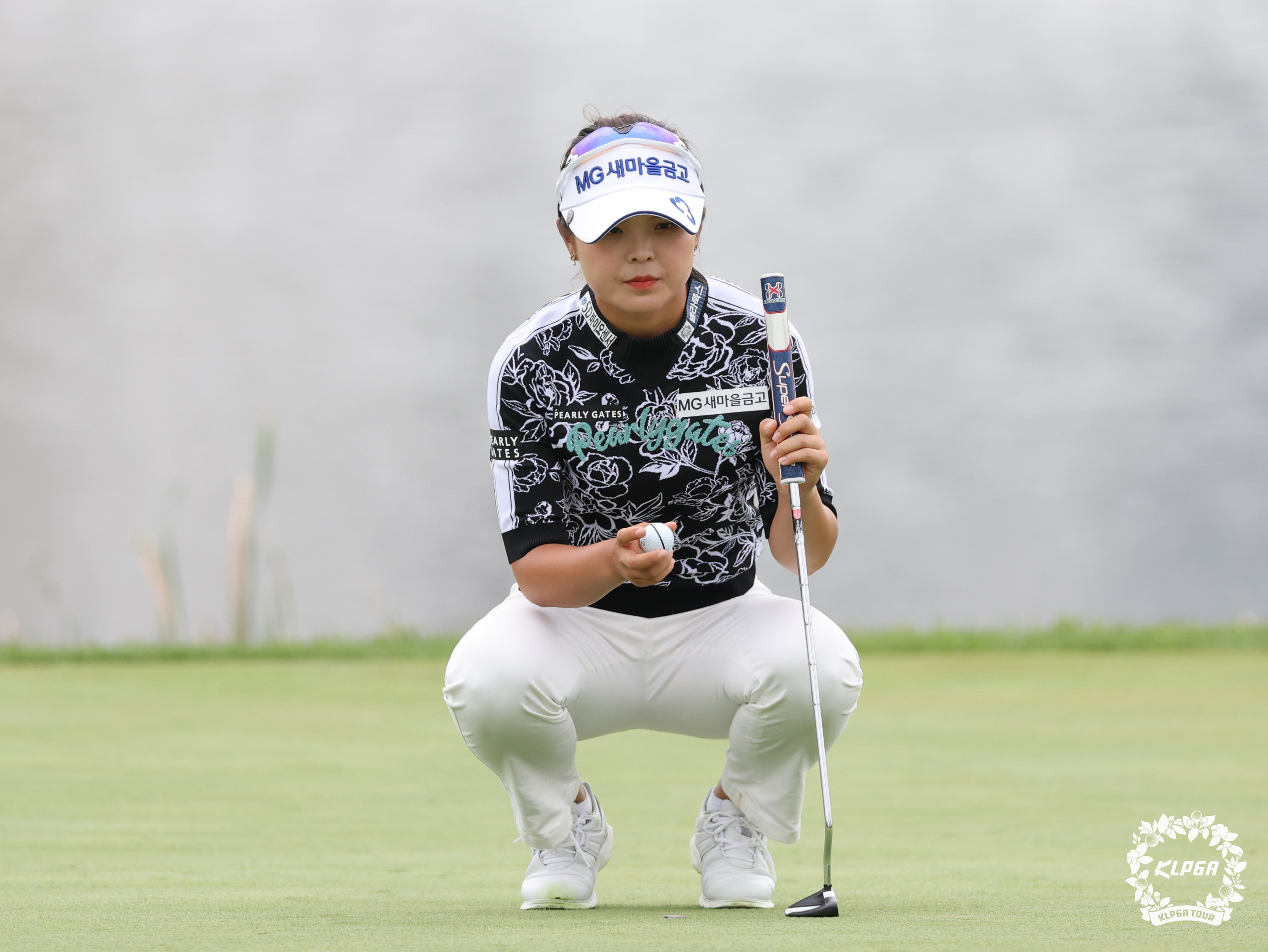 송가은 하나금융그룹챔피언십 1R 3번홀 그린파악.. KLPGT 제공