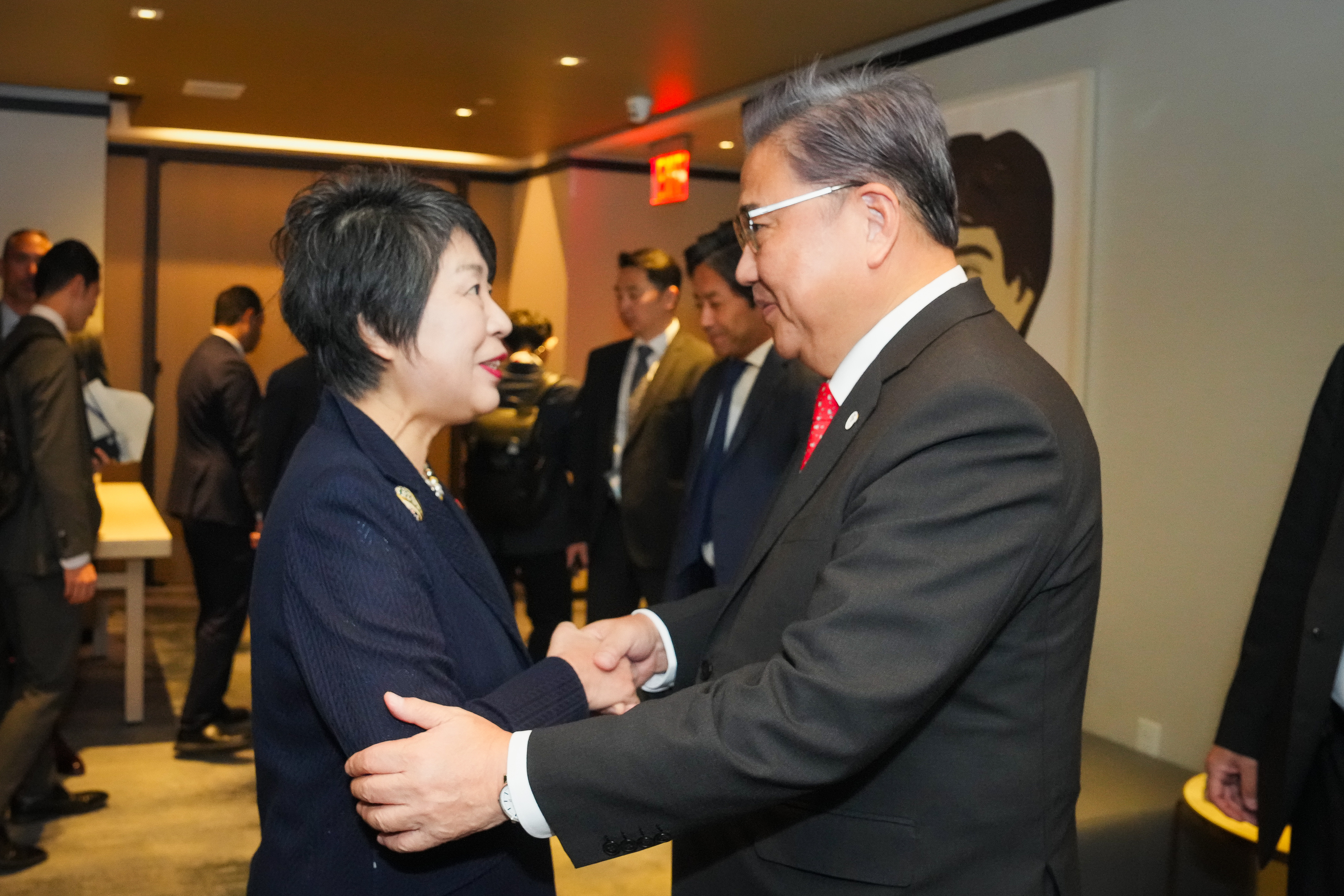 박진(오른쪽) 외교부 장관이 21일(현지시간) 미국 뉴욕에서 가미카와 요코 신임 일본 외무상을 만나 취임을 축하하며 반갑게 인사하고 있다.    외교부 제공