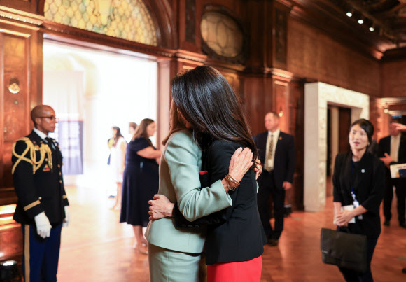 포옹하는 김건희 여사와 질 바이든 여사