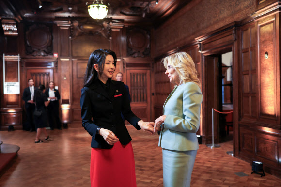 담소 나누는 김건희 여사와 질 바이든 여사