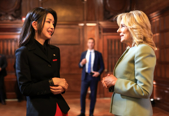 윤석열 대통령 부인 김건희 여사가 20일(현지시간) 뉴욕 쿠퍼 휴잇 스미스소니언 디자인 박물관에서 열린 미국 영부인 주최 리셉션에서 조 바이든 미국 대통령 부인 질 바이든 여사와 대화하고 있다. 2023.09.21 공동취재