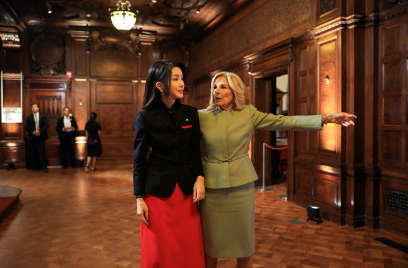 윤석열 대통령 부인 김건희 여사가 20일(현지시간) 뉴욕 쿠퍼 휴잇 스미스소니언 디자인 박물관에서 열린 미국 영부인 주최 리셉션에서 조 바이든 미국 대통령 부인 질 바이든 여사와 대화하고 있다. 2023.09.21 공동취재