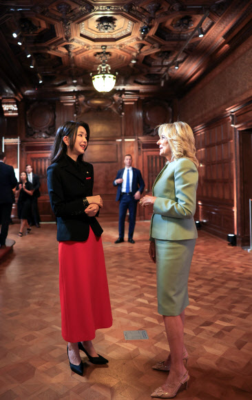 담소 나누는 김건희 여사와 질 바이든 여사