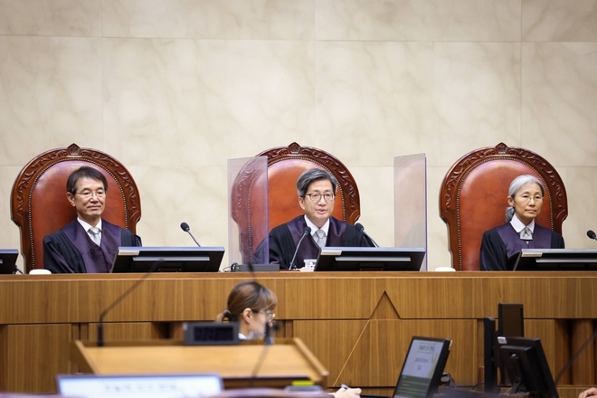 김명수(가운데) 대법원장 등 대법관들이 21일 서울 서초구 대법원 대법정에서 열린 전원합의체 선고에서 자리에 앉아 있다. 2023.9.21 대법원 제공