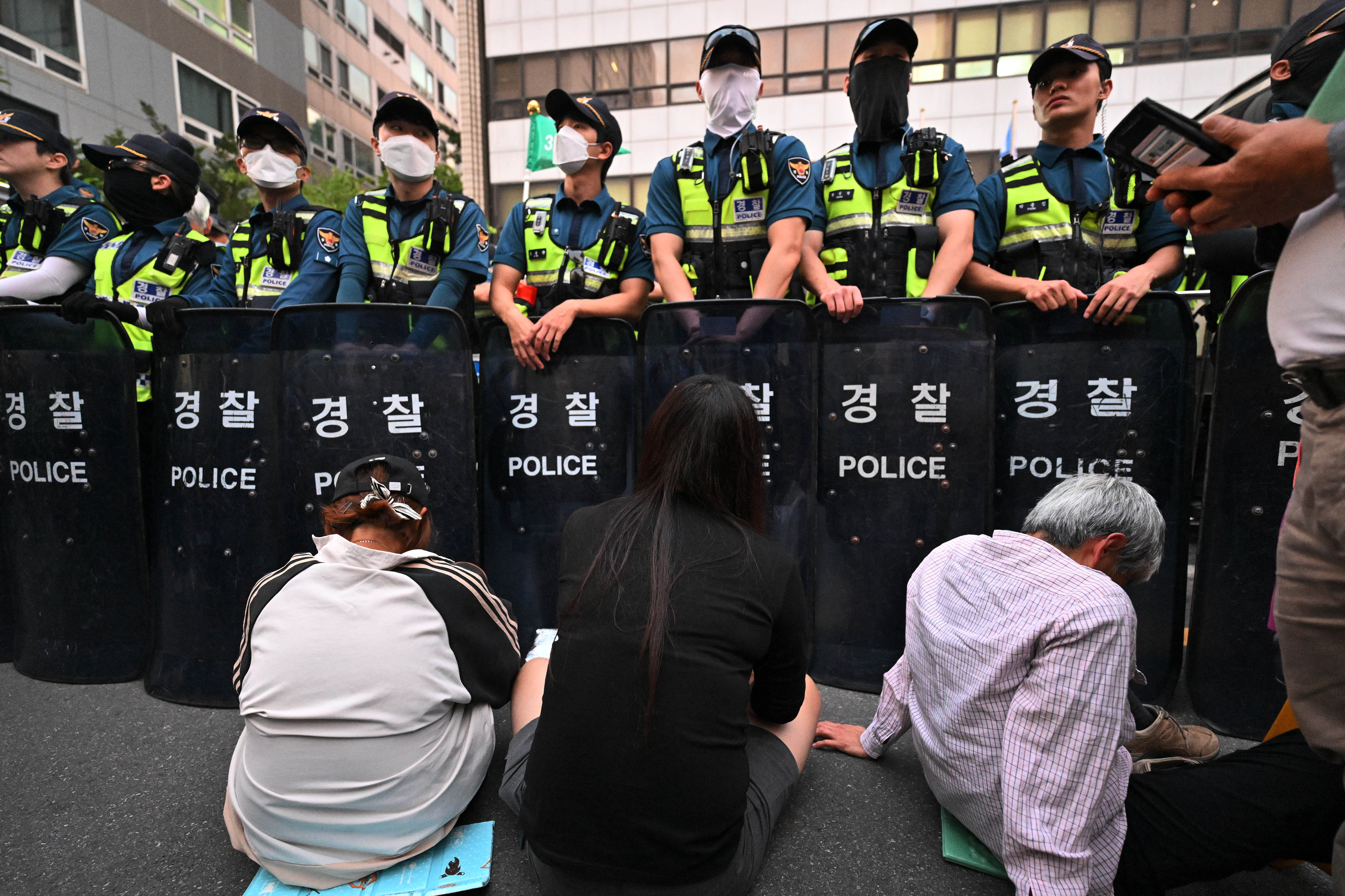 이재명 더불어민주당 대표 체포동의안이 가결된 21일 오후 서울 여의도 더불어민주당사 앞에서 이 대표 지지자들이 경찰 앞에서 주저 앉아 있다. 2023.9.21 홍윤기 기자