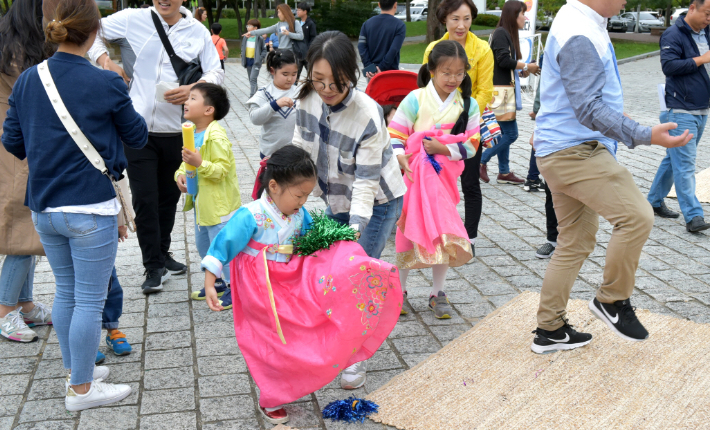 지난해 추석 호반광장에서 한복입은 어린이가 제기차기를 하고 있다. 경주시 제공