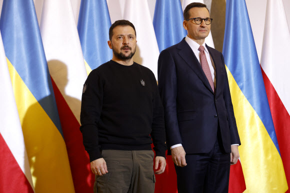 마테우시 모라비에츠키(오른쪽) 폴란드 총리가 지난 4월 5일(현지시간) 바르샤바를 찾아온 볼로디미르 젤렌스키 우크라이나 대통령과 기념촬영을 하고 있다. AP 자료사진 연합뉴스