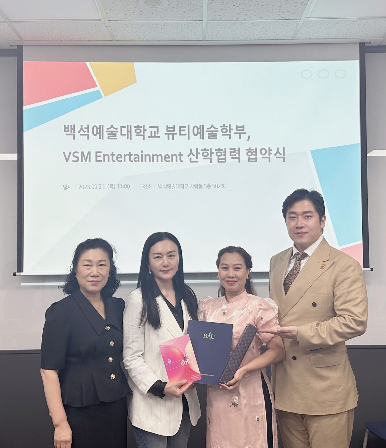 백석예술대학교(총장 윤미란)와 VSM Entertainment(대 표NGUYEN THUY THUY)가 산학협력 협약식을 통해 업무협약을 체결, 학술적 업무 교류에 합의했다. 백석예대 제공