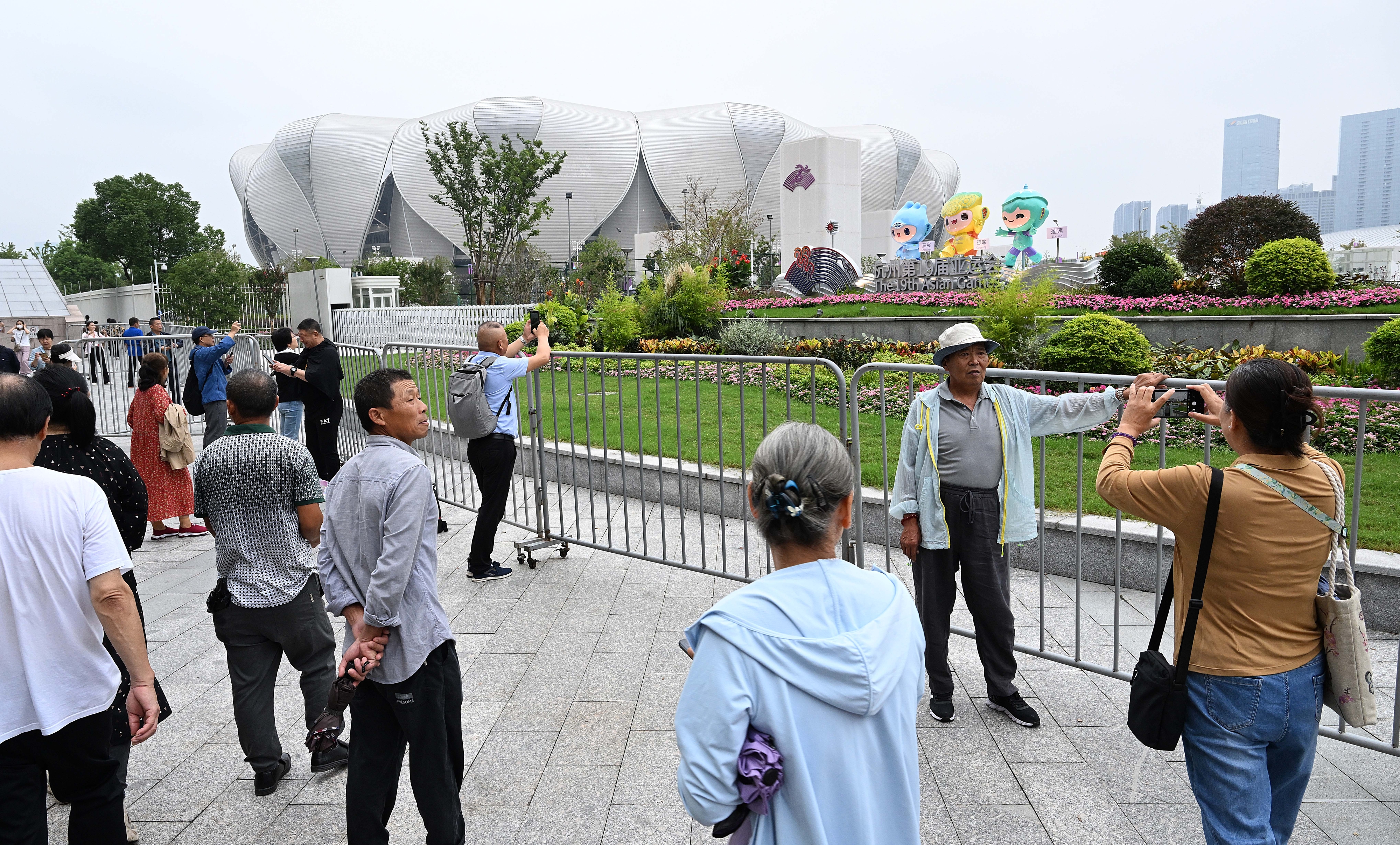 2022 제19회 항저우 아시안게임 개막을 하루 앞둔 22일 개막식과 폐막식이 열릴 중국 항저우 스포츠 파크 경기장 인근에서 시민들이 추억을 남기고 있다. 2023.9.22 항저우 오장환 기자