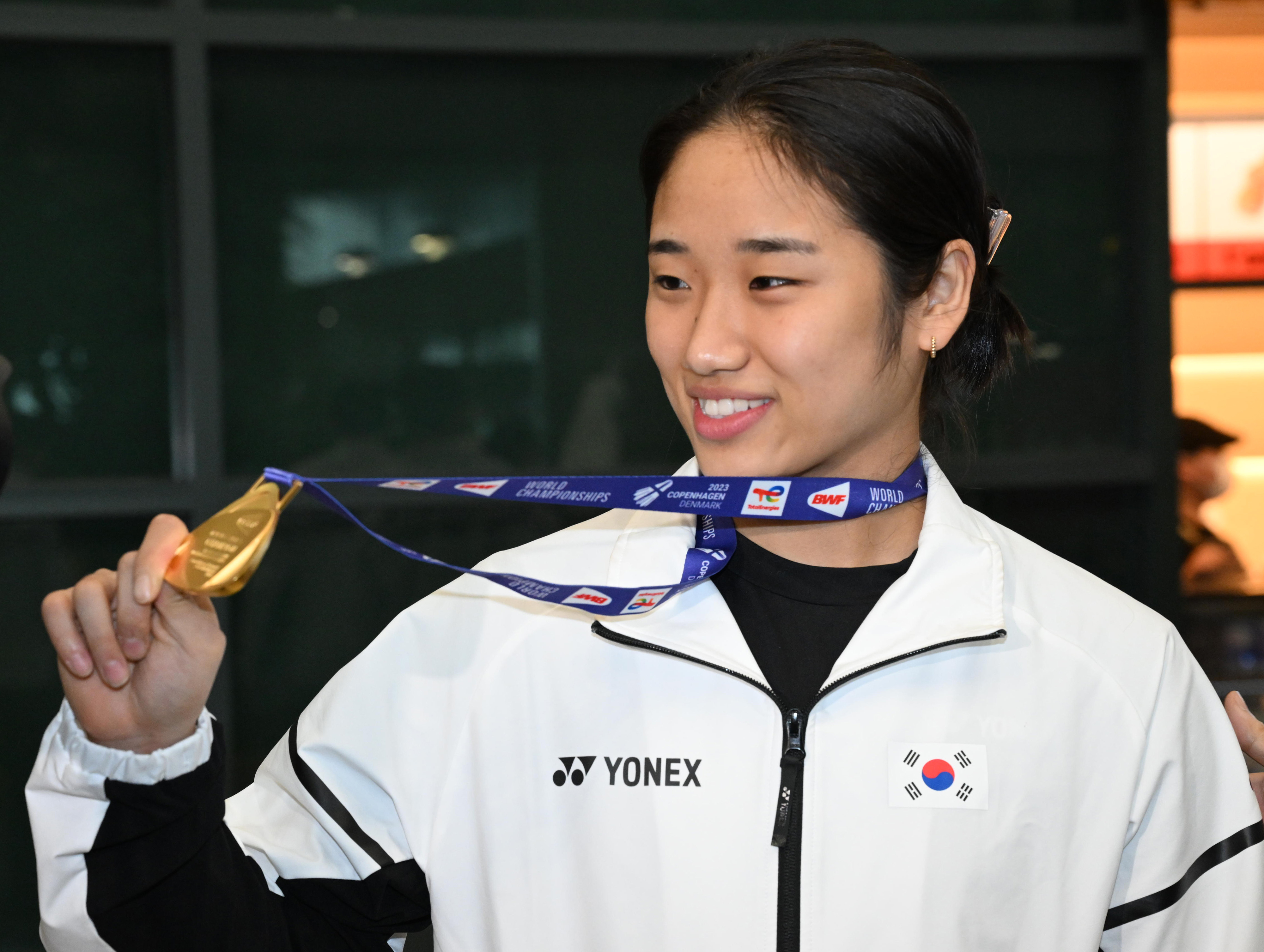 2023 세계배드민턴연맹(BWF) 세계개인선수권대회 여자 단식 결승전에서 금메달을 딴 안세영(21·삼성생명)선수가 29일 오전 인천국제공항에서 금메달을 들어 보이고 있다.