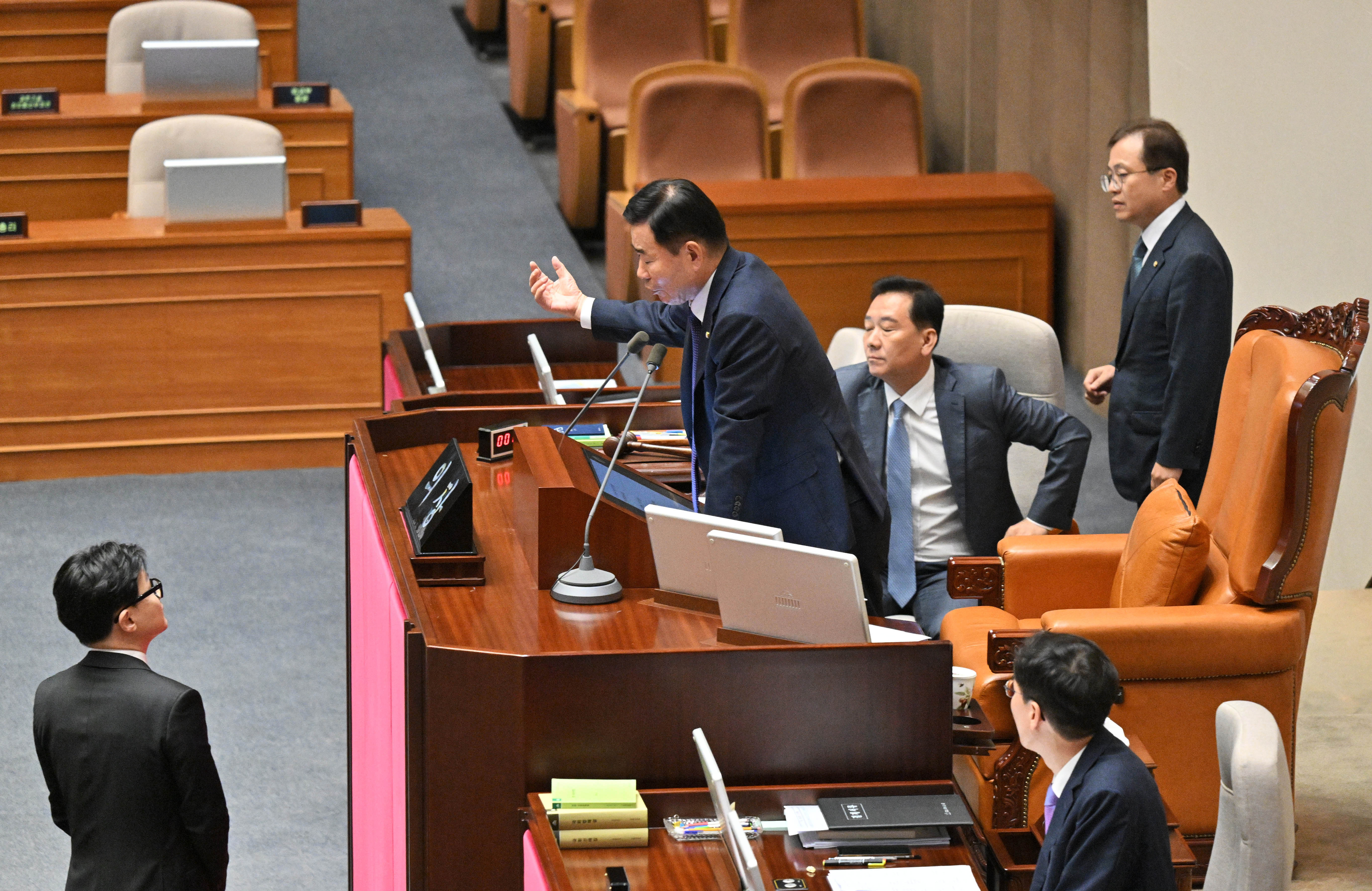 김진표 국회의장이 21일 서울 여의도 국회에서 열린 본회의에서 한동훈 법무부 장관에게 발언 시간 단축을 요청하고 있다. 2023.9.21 홍윤기 기자