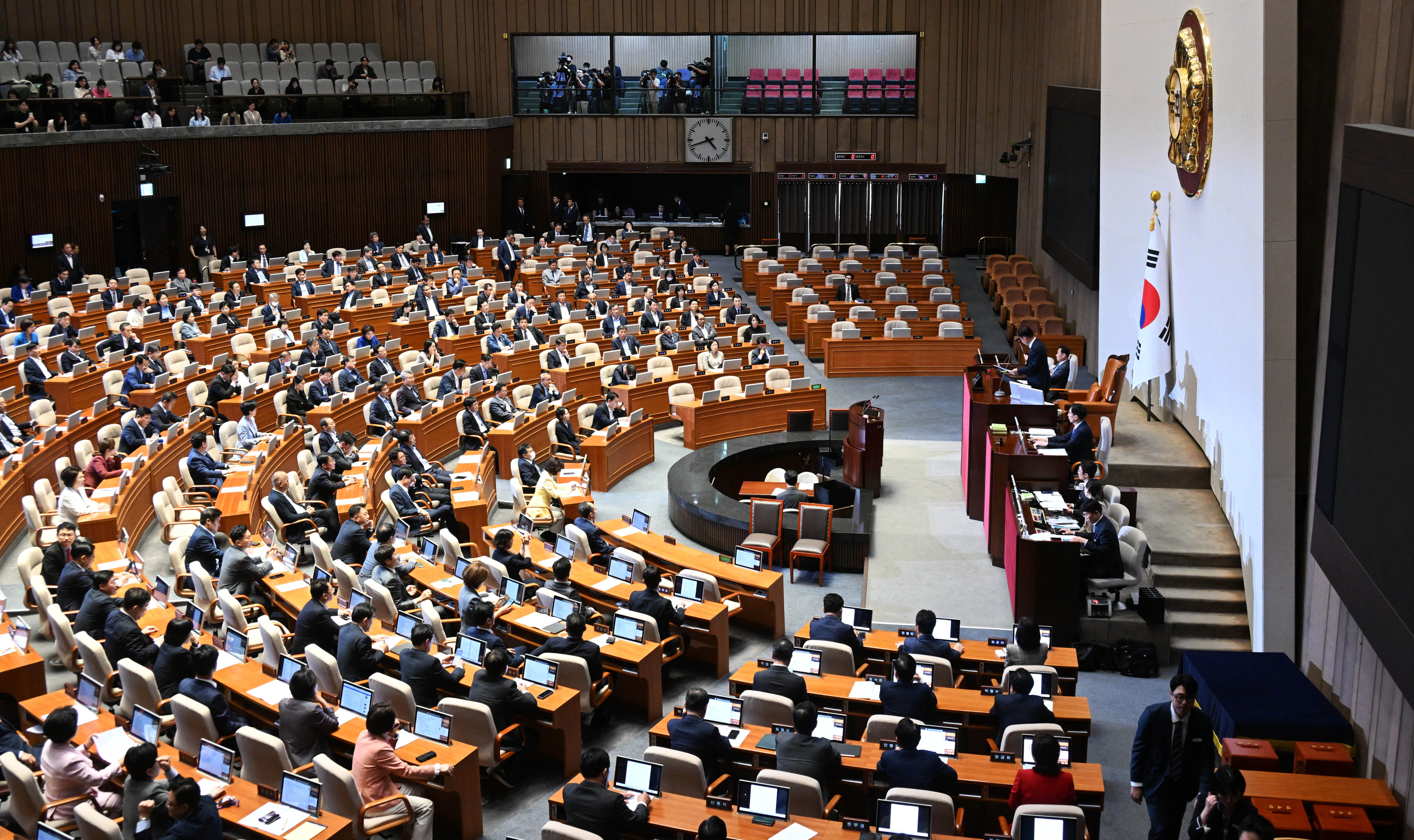 김진표 국회의장이 21일 서울 여의도 국회에서 열린 본회의에서 의사봉을 두드리며 이재명 더불어민주당 대표에 대한 체포동의안의 가결을 알리고 있다. 2023.9.21 홍윤기 기자