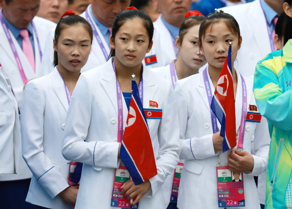2022 항저우 아시안게임(AG) 개막을 하루 앞둔 22일 중국 항저우시 아시안게임 선수촌 국기광장에서 열린 공식 입촌식에서 안창옥(왼쪽 두 번째부터), 김손향 등 북한 기계체조 선수들이 입장을 기다리고 있다. 2023.9.22 연합뉴스