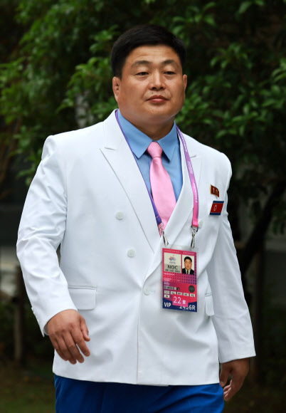 2022 항저우 아시안게임(AG) 개막을 하루 앞둔 22일 북한 선수단 대표 오광혁이 중국 항저우시 아시안게임 선수촌 국기광장에서 열린 공식 입촌식을 마친 뒤 선수촌으로 돌아가고 있다. 2023.9.22 연합뉴스