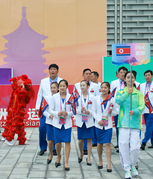 2022 항저우 아시안게임(AG) 개막을 하루 앞둔 22일  북한 선수단이 중국 항저우시 아시안게임 선수촌 국기광장에서 열린 공식 입촌식에 참석해 입장하고 있다. 2023.9.22 연합뉴스
