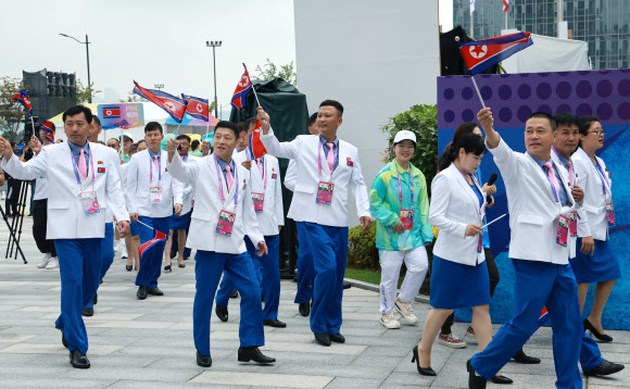 2022 항저우 아시안게임(AG) 개막을 하루 앞둔 22일  북한 선수단이 중국 항저우시 아시안게임 선수촌 국기광장에서 공식 입촌식을 마친 뒤 선수촌으로 돌아가고 있다. 2023.9.22 연합뉴스