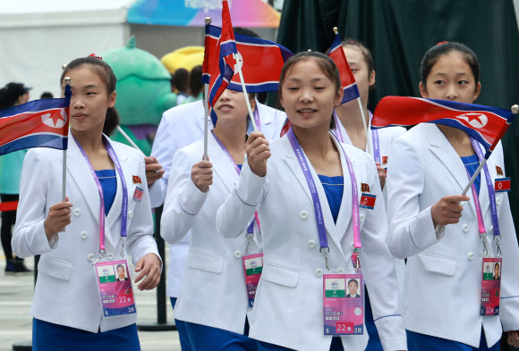 2022 항저우 아시안게임(AG) 개막을 하루 앞두고 북한 선수단이 22일 중국 항저우시 아시안게임 선수촌 국기광장에서 열린 공식 입촌식을 마친 후 퇴장하고 있다. 2023.9.22 연합뉴스