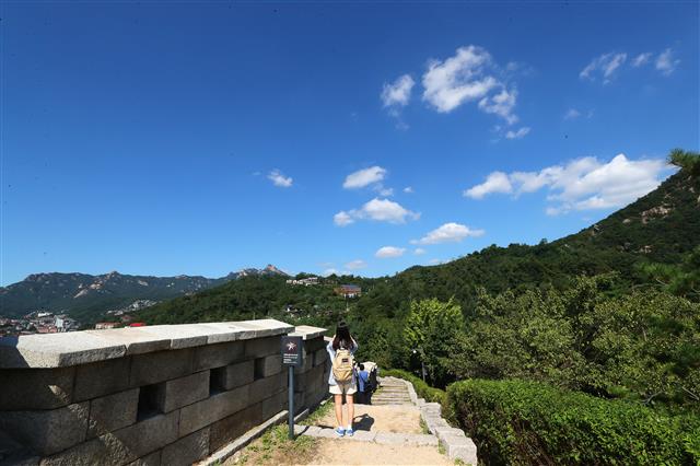 맑고 청명한 가을날씨를 보인 22일 오후 서울 종로구 윤동주시인의언덕을 찾은 시민들이 맑고 푸른 가을하늘을 바라보고 있다.  기상청은 주말까지 일교차가 크고 맑은 전형적인 가을 날씨를 보이겠다고 밝혔다. 2023.9.22. 뉴스1