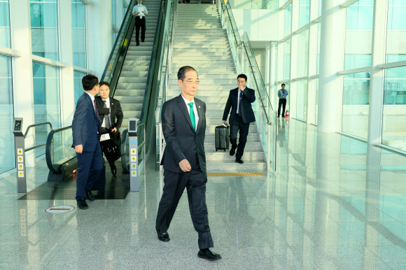 한덕수 국무총리가 23일 중국 항저우 아시안게임 개막식 참석을 위해 인천공항에서 출발하고 있다.  총리실 제공 뉴시스