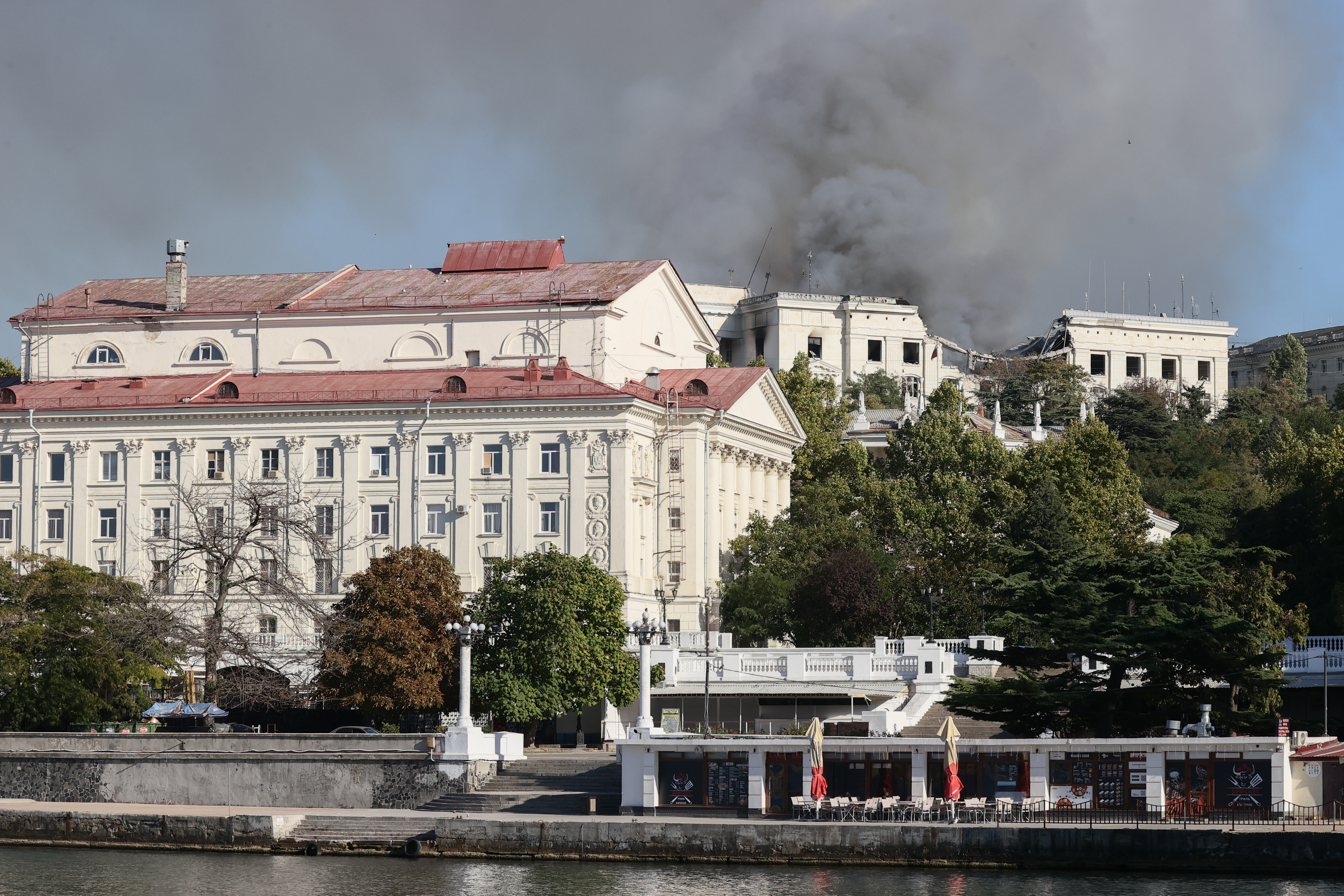 22일(현지시간) 우크라이나가 크림반도 세바스토폴에 있는 러시아 해군 흑해함대 본부 건물을 미사일 공격한 후 본부 건물에서 연기가 피어오르고 있다.2023.9.22 TASS 연합뉴스