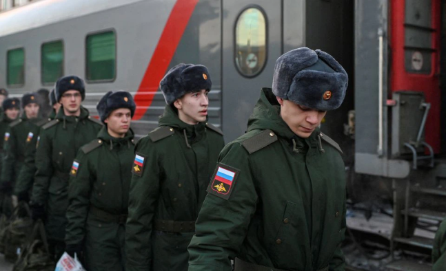 러시아 장병들이 지난 11월27일 러시아 옴스크 한 기차역에서 주둔지로 출발하는 기차에 탑승하기 전 승강장을 따라 걷고 있다. 옴스크 로이터