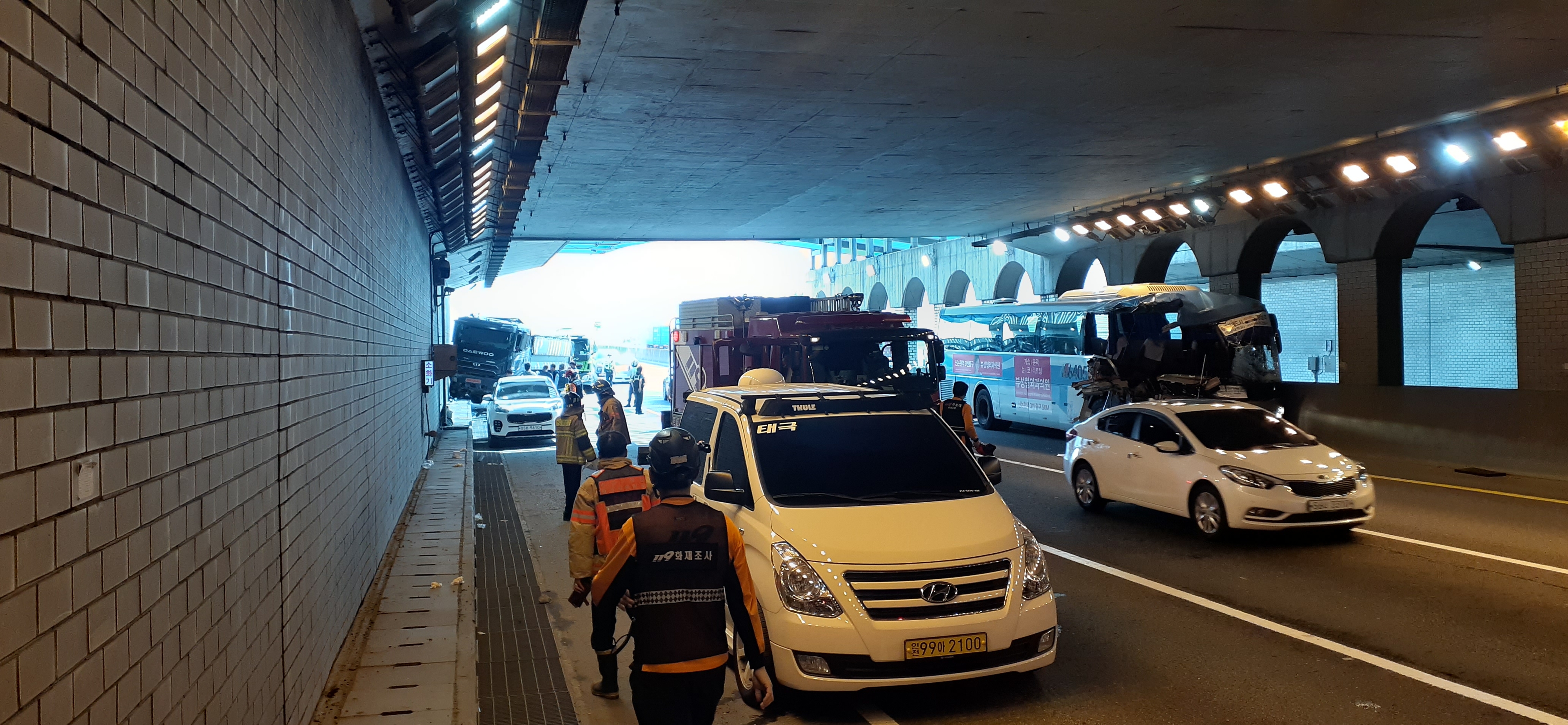 광역버스와 트럭이 추돌해 28명이 다친 인천 고잔지하차도 모습. 인천소방본부 제공.