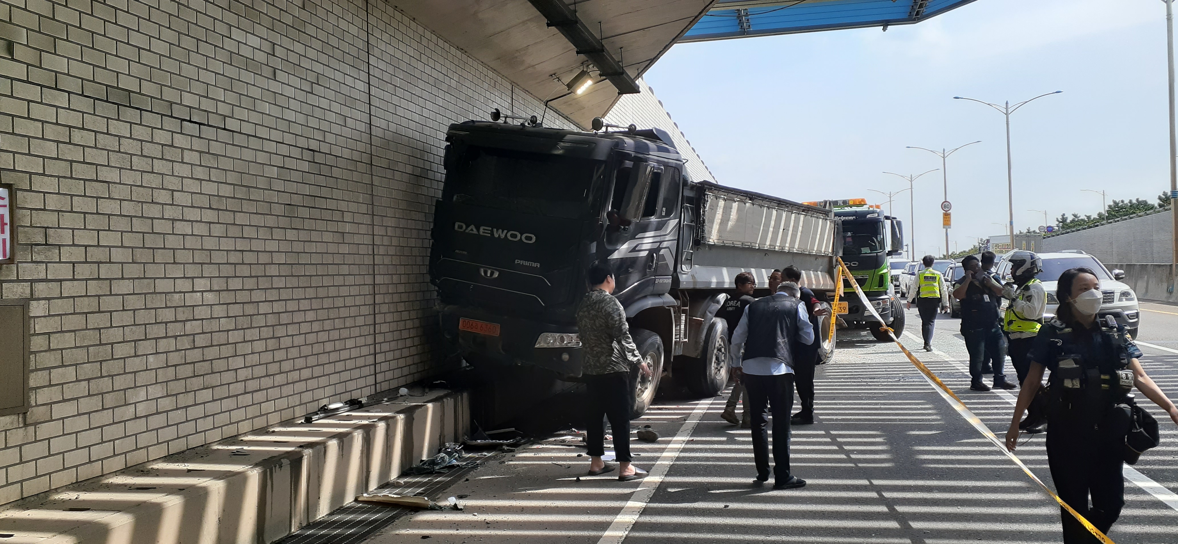 인천국제공항 방면 고잔지하차도에서 광역버스에 추돌을 당해 벽면을 들이받고 멈춰 선 덤프트럭의 모습. 인천소방본부 제공.