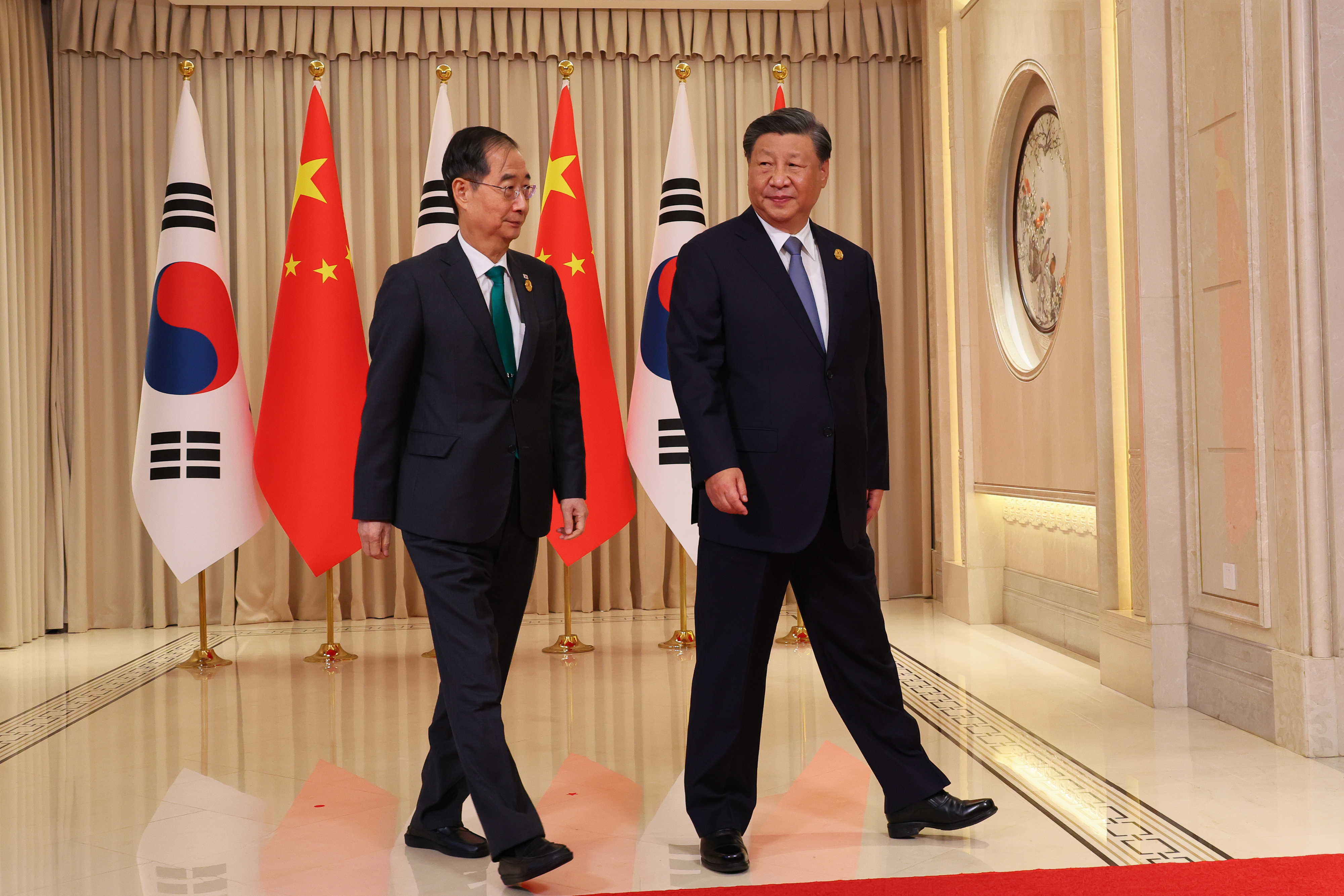 한덕수(왼쪽) 국무총리와 시진핑 중국 국가주석이 23일 오후 중국 항저우  서후 국빈관에서 회담을 갖기 위해 들어서고 있다. 국무총리실 제공