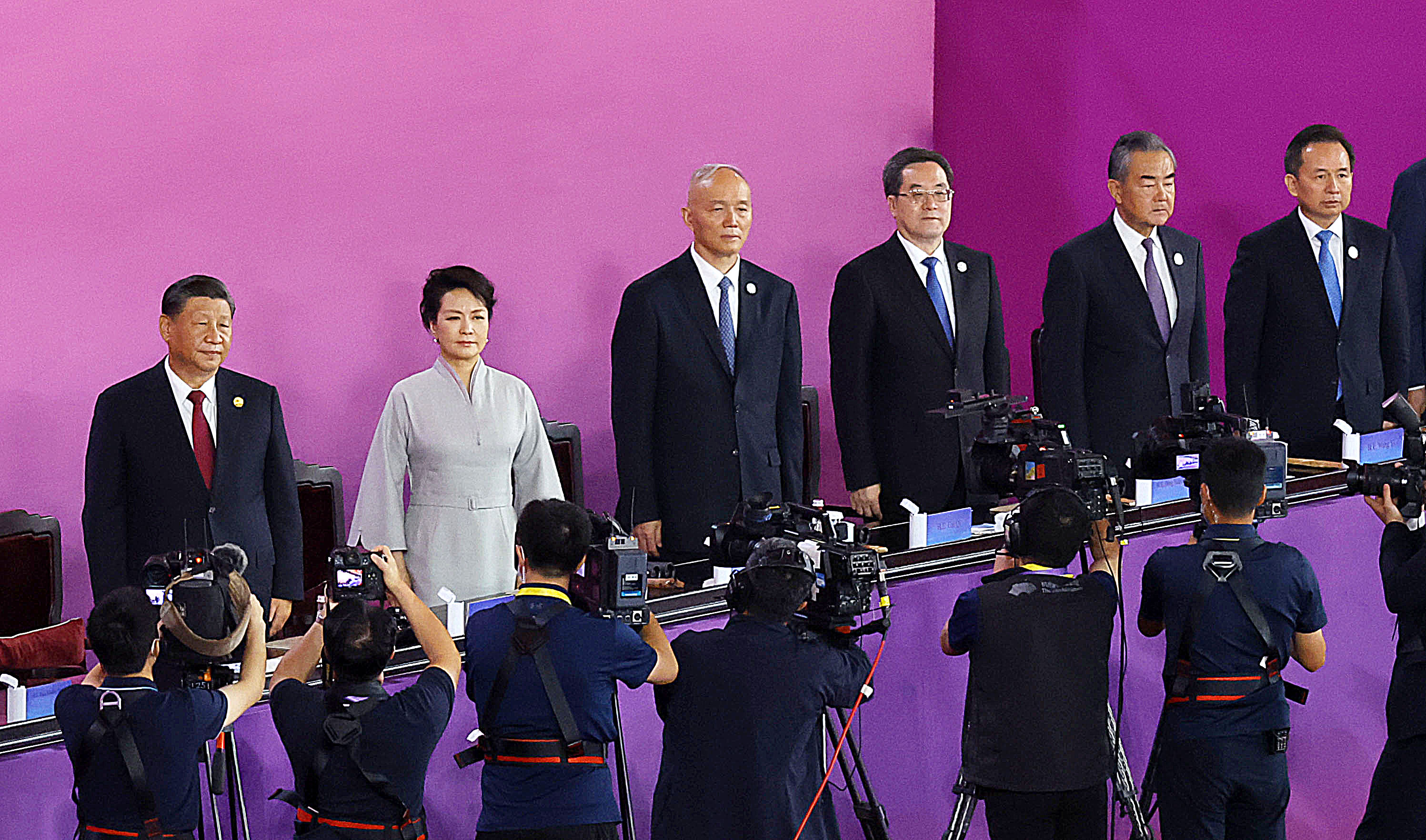 2022 항저우 아시안게임 개회식이 열린 23일 항저우 올림픽 스포츠센터 스타디움에서 시진핑 국가 주석을 비롯한 내빈을이 국기에 대한 경례를 하고 있다. 2023.9.23 항저우 오장환 기자