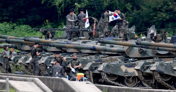 UFG훈련 중 경기 파주시의 한 군 훈련장에서 장병들이 전차 정비를 하고 있다. 서울신문 DB