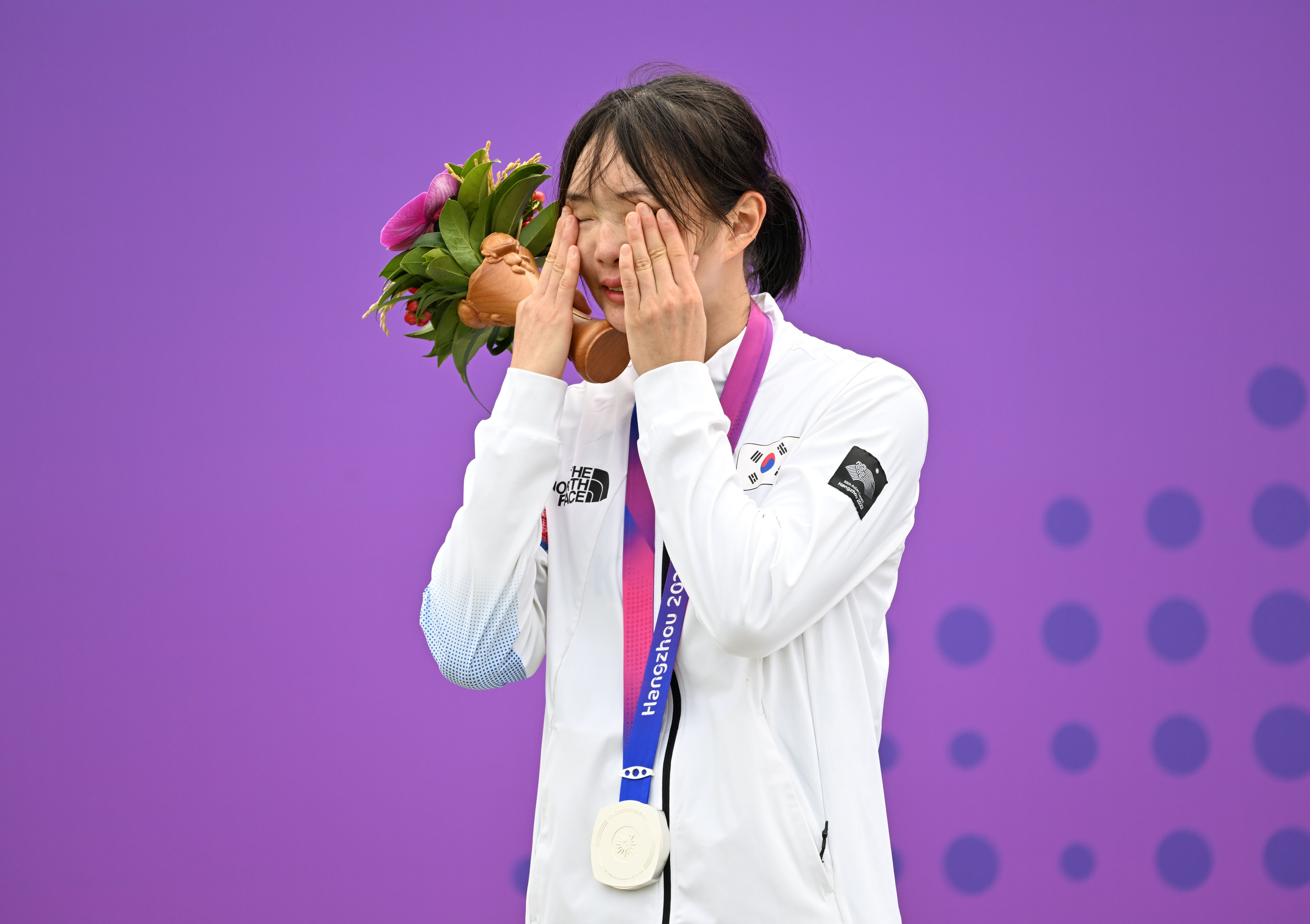 24일 중국 푸양 인후 스포츠센터에서 열린 19회 항저우 아시안게임 근대5종 여자 결승에서 은메달을 획득한 한국 김선우가 시상대에 올라 눈물을 흘리고 있다. 2023.9.24 항저우 오장환 기자