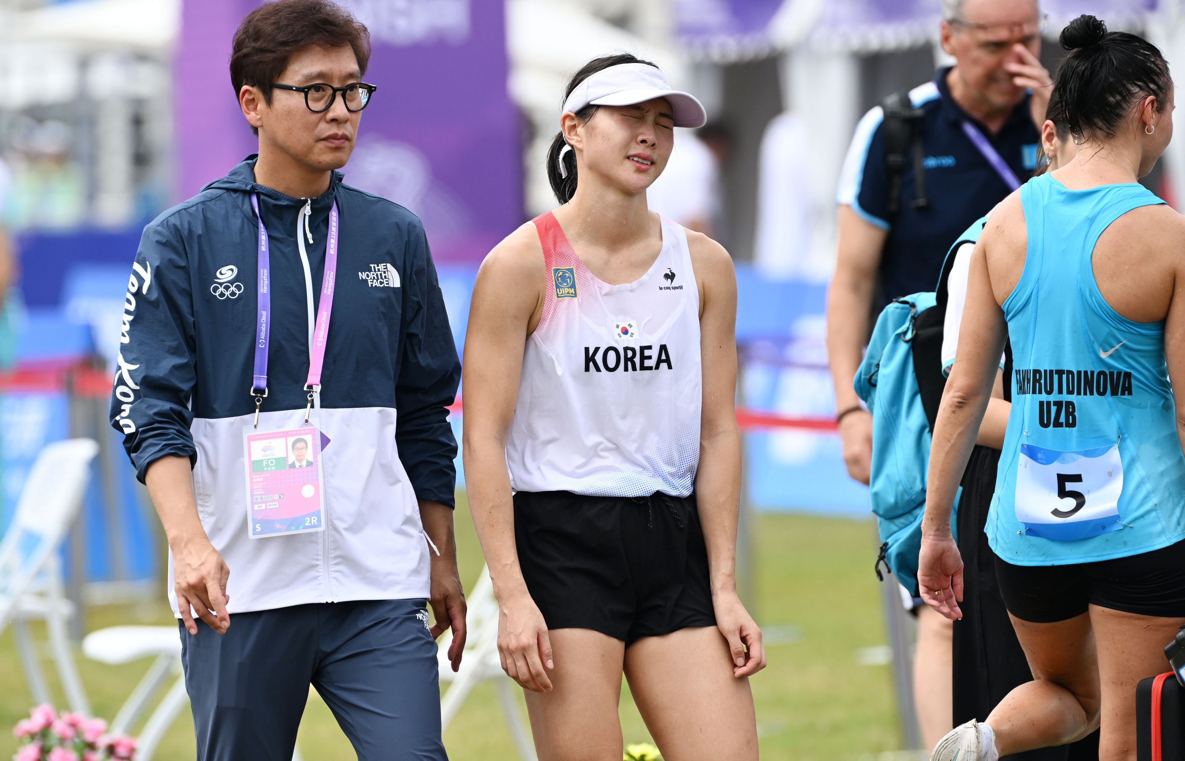 김선우가 24일 중국 푸양 인후 스포츠센터에서 열린 19회 항저우 아시안게임 근대5종 여자 결승에서 레이저 런(육상+사격) 경기를 2위로 마치고 아쉬워 하고 있다. 2023.9.24 항저우 오장환 기자