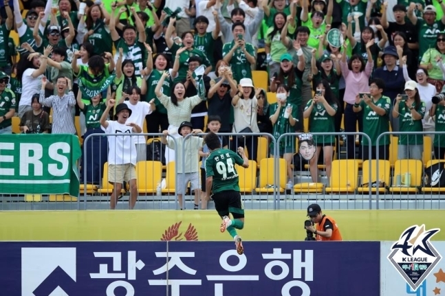 전북 안현범이 광주FC와 리그 31라운드 원정 경기에서 후반 27분 골을 넣은 뒤 세리머니를 하고 있다. 경기가 끝난 뒤 안현범의 득점은 광주 두현석의 자책골로 정정이 됐다. 한국프로축구연맹.